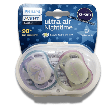 Un Confort Respirant et Lumineux pour les Nuits de Bébé Les sucettes Philips Avent Ultra Air Nighttime se distinguent par leurs très grands trous d'aération, une caractéristique essentielle qui permet à la peau sensible de votre bébé de respirer librement. Cette conception ingénieuse assure que la zone autour de la bouche de votre tout-petit reste douce et sèche, minimisant ainsi les risques d'irritations et de rougeurs dues à l'humidité. De plus, ces sucettes bébé 0-6 mois intègrent une pastille phosphorescente sur le bouton. Cette fonctionnalité innovante vous permet de localiser rapidement la sucette dans le noir sans avoir à allumer la lumière et risquer de réveiller complètement bébé. C'est un atout majeur pour des nuits plus sereines pour les parents et les bébés. Tétine Orthodontique en Silicone : Confort et Développement Naturel Au cœur de chaque sucette Ultra Air Nighttime se trouve une tétine en silicone spécialement conçue pour le confort de votre bébé. Sa texture idéale offre une sensation agréable, contribuant à une acceptation aisée. En effet, des études auprès de mamans ont montré qu'en moyenne, 98 % des bébés acceptent les tétines en silicone texturées Philips Avent Ultra Soft et Ultra Air, ce qui en fait un choix de confiance pour de nombreux parents. Cette tétine orthodontique est symétrique, ce qui signifie qu'elle respecte et favorise le développement naturel du palais, des dents et des gencives de votre enfant. Elle accompagne harmonieusement la croissance buccale de bébé, assurant une succion saine et un bon alignement. Stérilisation et Rangement Simplifiés : Un Boîtier Pratique Le pack de 2 sucettes Philips Avent Ultra Air Nighttime inclut un boîtier de transport pratique qui sert également de stérilisateur micro-ondes. Pour une hygiène irréprochable et sans effort, il vous suffit d'ajouter une petite quantité d'eau dans le boîtier et de le placer au micro-ondes. En quelques minutes, les sucettes sont stérilisées et prêtes pour la prochaine utilisation, garantissant une propreté optimale, que vous soyez à la maison ou en déplacement. Cet accessoire puériculture Philips Avent est un indispensable pour les parents soucieux de la santé de leur enfant. Caractéristiques Essentielles des Sucettes Philips Avent Ultra Air Nighttime Lot de 2 sucettes Ultra Air Nighttime : Idéal pour une utilisation alternée et pour toujours avoir une sucette de secours. Pour bébés de 0 à 6 mois : Spécifiquement adaptées aux nouveau-nés et jeunes nourrissons. Trous d'aération extra-larges : Maintiennent la peau sèche et douce autour de la bouche. Pastille phosphorescente : Facilite la recherche de la sucette dans l'obscurité. ✨ Tétine en silicone texturée : Douceur et confort pour une acceptation élevée par les bébés (98% en moyenne). Tétine orthodontique : Respecte le développement naturel du palais, des dents et des gencives. 🦷 Boîtier 2-en-1 : Sert à la fois de transport hygiénique et de stérilisateur micro-ondes. sterilisation Sans BPA : Pour la sécurité et la tranquillité d'esprit des parents. Offrez à votre bébé des nuits paisibles et un confort optimal avec les sucettes Philips Avent Ultra Air Nighttime, un choix intelligent pour le bien-être de votre enfant.